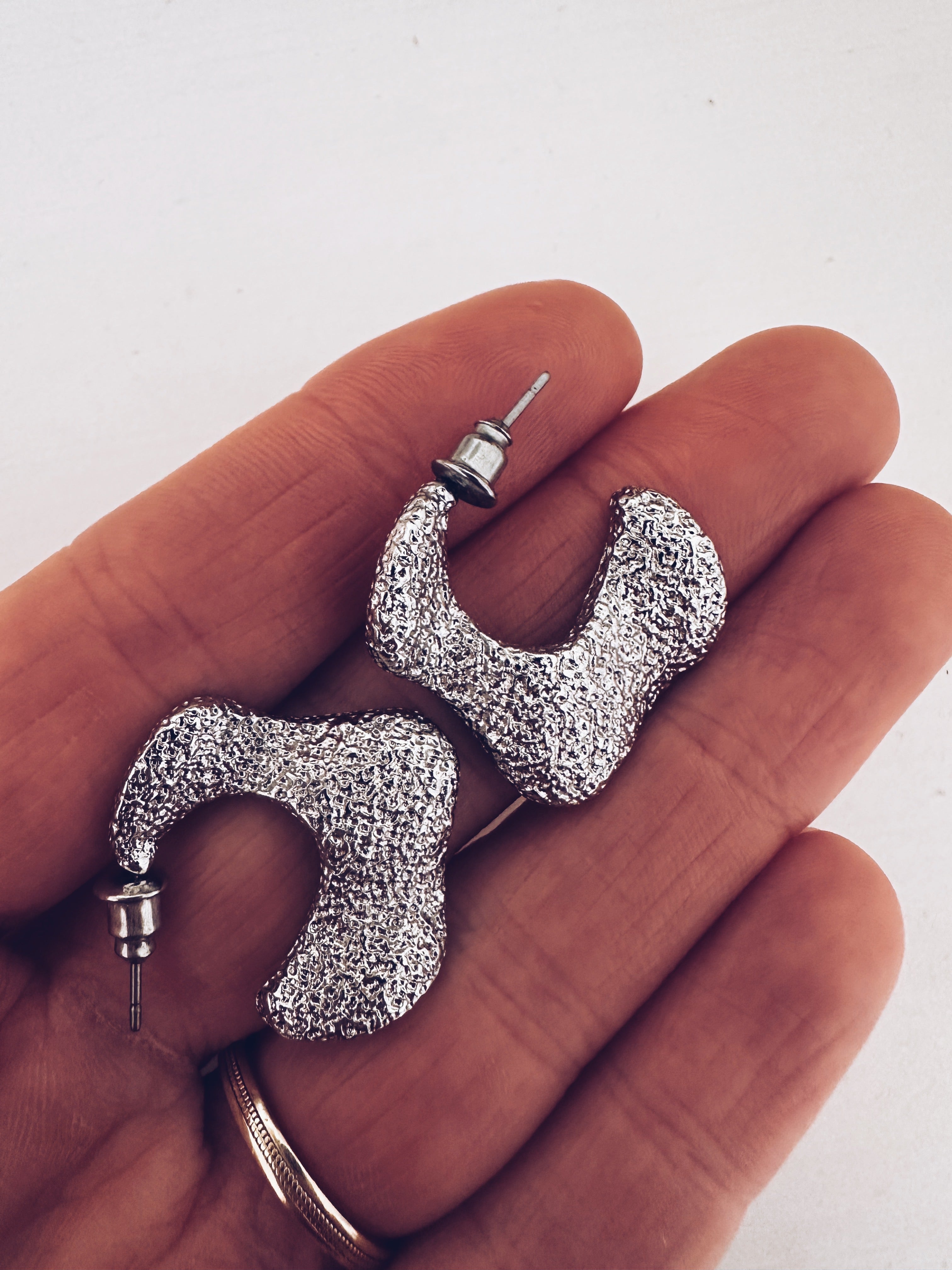 Sliver textured disc hoops